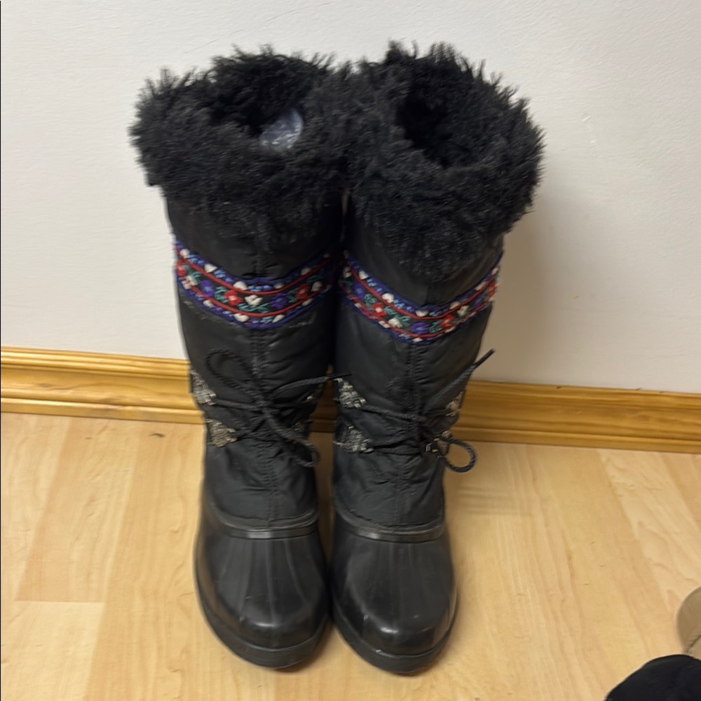 Sorel vintages women’s Black Winter with faux fur at top Boots & Rubber soles!